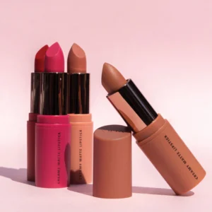 Rouge à lèvres mat crémeux MUA Creamy Matte Lipstick teinte Dream Girl, couleur vibrante et tenue longue durée pour un look élégant, disponible en parapharmacie à Kénitra et parapharmacie en ligne.