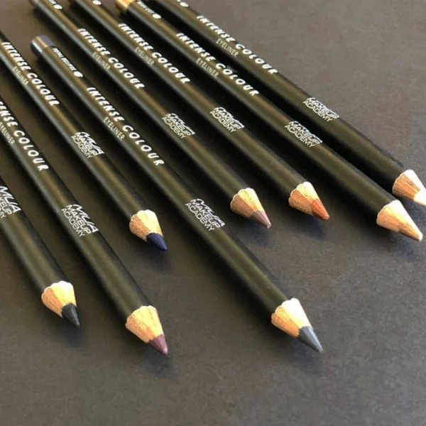 Eyeliner MUA Intense Colour, tracé précis et longue tenue pour un regard intense et sophistiqué, disponible en parapharmacie à Kénitra et parapharmacie en ligne.