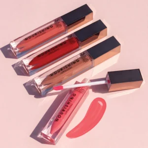 Gloss à lèvres MUA Nourishing Lipgloss, hydrate intensément et apporte une brillance naturelle, idéal pour des lèvres douces et protégées, disponible en parapharmacie à Kénitra et parapharmacie en ligne.